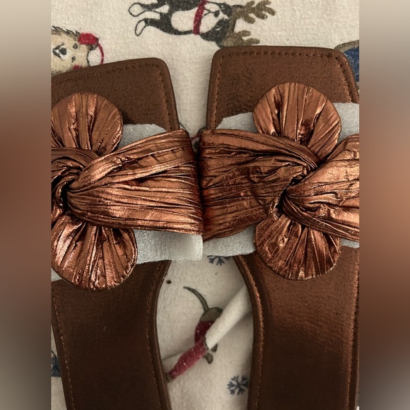 BRAND NEW!! Size10.5 woman’s brown slides/sandels brown, shiny metallic bow - Picture 2 of 3